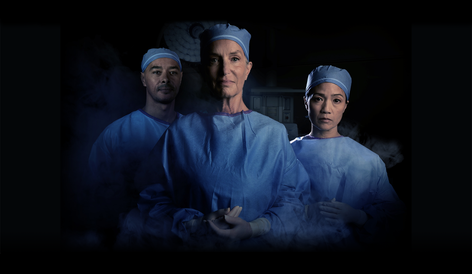 Imagen de personal quirúrgico en un quirófano lleno de humo