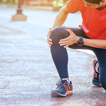 La persona se arrodilló y se sujetó la rodilla.